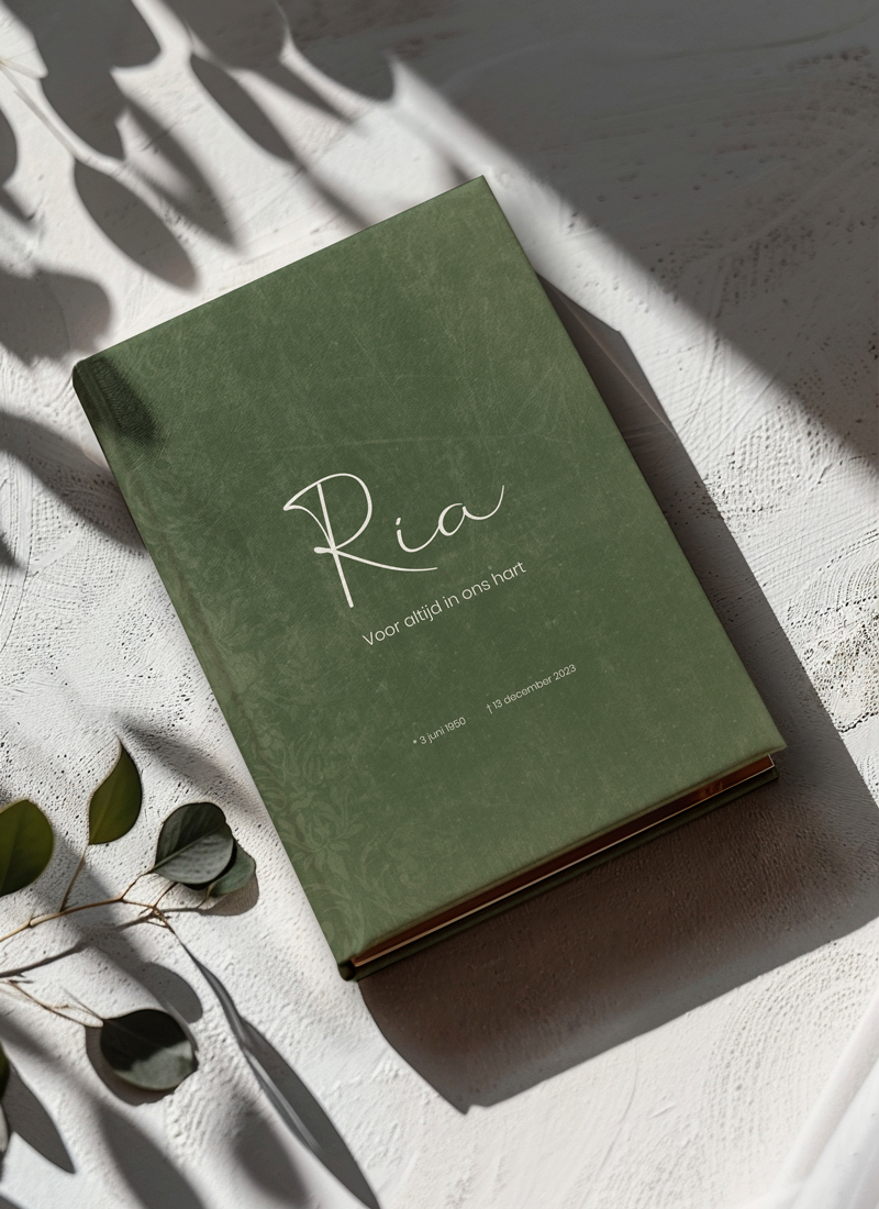 Mementoboek-impressie-Ria Brand Identity voor Mementoboek, een persoonlijk herinneringsboek na het verlies van een dierbare.